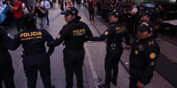 PNC retira carpas de maestros sindicalistas del STEG. / Foto: Noé Pérez.