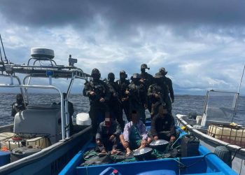 Embarcación interceptada en aguas del Pacífico. / Foto: Ejército de Guatemala.