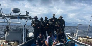Embarcación interceptada en aguas del Pacífico. / Foto: Ejército de Guatemala.