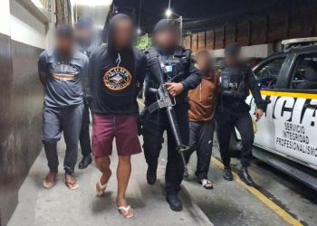 Agentes de la SGAIA onfirmó la detención de tres ciudadanos de nacionalidad ecuatoriana. / Foto: PNC