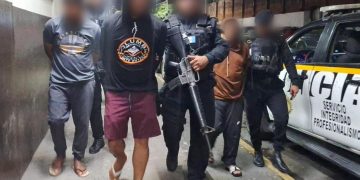 Agentes de la SGAIA onfirmó la detención de tres ciudadanos de nacionalidad ecuatoriana. / Foto: PNC
