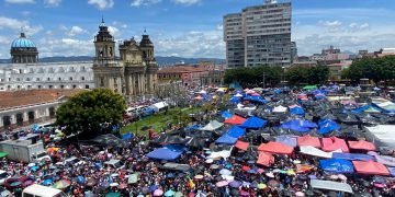 Campamento del STEG permanece en la Plaza de la Constitución. / Foto: AGN.