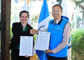 La ministra María Fernanda Rivera y el director de KOPIA, Kwon Min, oficializaron el proyecto. / Foto: MAGA