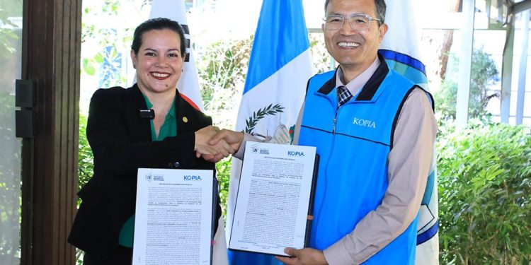 La ministra María Fernanda Rivera y el director de KOPIA, Kwon Min, oficializaron el proyecto. / Foto: MAGA