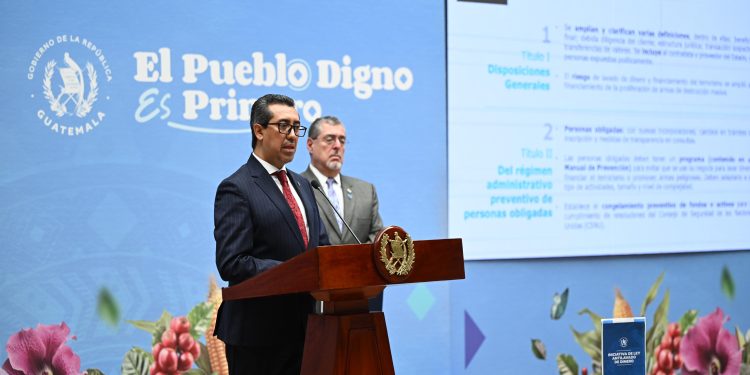 Ministro de Finanzas Jonathan Menkos explica la importancia de la ley antilavado. / Foto: Byron de la Cruz