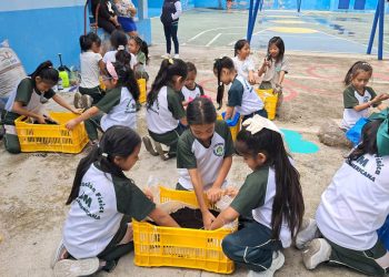 Uno de los ejes clave de los huertos fue mostrar que es posible cultivar alimentos incluso en espacios reducidos. / Foto: MAGA.
