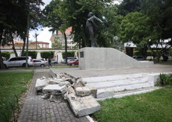 Evalúan daños en el monumento a Miguel Ángel Asturias. / Foto: MCD.
