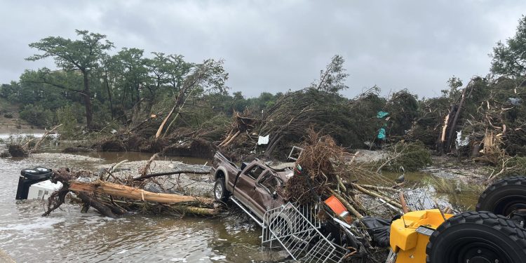Número de víctimas mortales sube a 52 por inundaciones en Texas, Estados Unidos