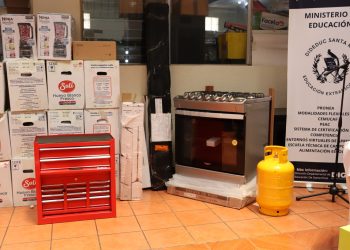 Entregan material didáctico y equipamiento a la Digeex en Santa Rosa