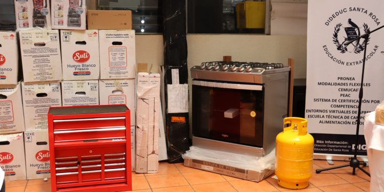 Entregan material didáctico y equipamiento a la Digeex en Santa Rosa