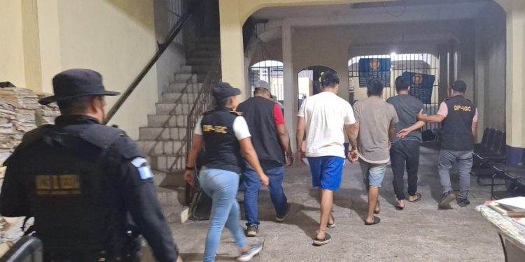 PNC desmantela guarida de distribución de droga y captura a cuatro presuntos sicarios en Retalhuleu