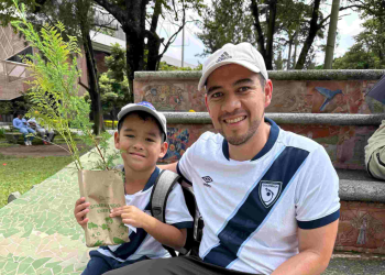 INDE continúa entregando árboles a los guatemaltecos para aportar en la reforestación. / Foto: INDE.