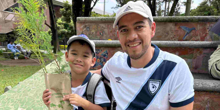 INDE continúa entregando árboles a los guatemaltecos para aportar en la reforestación. / Foto: INDE.