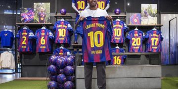 El Barcelona ha anunciado este miércoles que el delantero Lamine Yamal, que el 13 de julio cumplió 18 años y en mayo renovó hasta 2031, lucirá el dorsal '10' a partir del próximo curso.