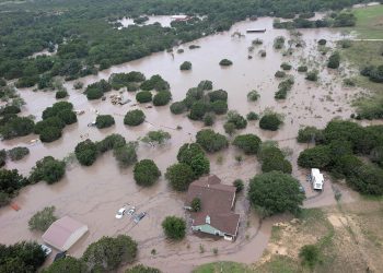 Inundaciones en Texas, EE.UU. provocan devastación y se reportan 43 víctimas mortales