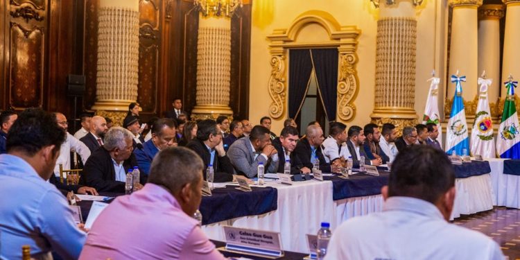 Encuentro regional con alcaldes de Petén fortalece diálogo y coordinación para el desarrollo