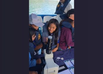 Niños disfrutan y aprenden en la Escuela Flotante Atitlán. / Foto: AMSCLAE.
