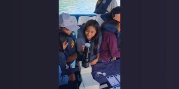 Niños disfrutan y aprenden en la Escuela Flotante Atitlán. / Foto: AMSCLAE.