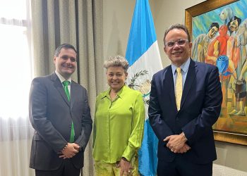 Primera dama de la Nación, Lucrecia Peinado, junto a ambos representantes de Unicef en Guatemala. / Foto: Gobierno de Guatemala.