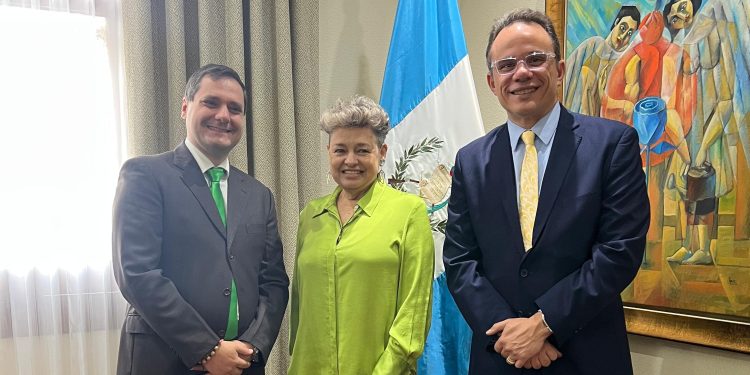 Primera dama de la Nación, Lucrecia Peinado, junto a ambos representantes de Unicef en Guatemala. / Foto: Gobierno de Guatemala.