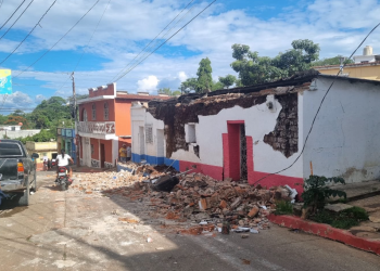 Presidente se solidariza con los afectados por los sismos en Jutiapa. / Foto: Asonbomd.