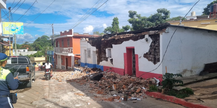 Presidente se solidariza con los afectados por los sismos en Jutiapa. / Foto: Asonbomd.