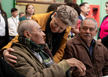 Primera dama con beneficiarios del centro de Mis Años Dorados de zona 1 recuperado a finales de 2024. / Foto: SOSEP.