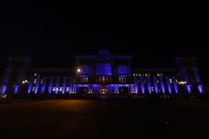 Iluminan de azul el Palacio Nacional de la Cultura. / Foto: Gilber García.
