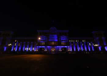 Iluminan de azul el Palacio Nacional de la Cultura. / Foto: Gilber García.