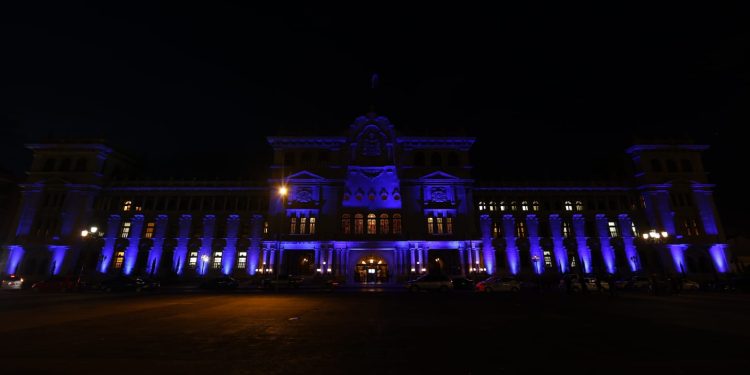 Iluminan de azul el Palacio Nacional de la Cultura. / Foto: Gilber García.