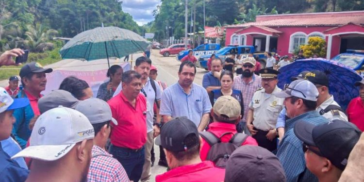 Gobernación de Petén promueve soluciones a través del diálogo en Machaquilá