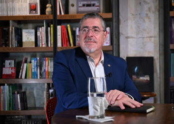 Presidente Bernardo Arévalo en entrevista en Catafixia, zona 1. / Foto: Byron de la Cruz.