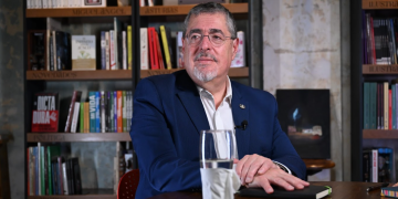 Presidente Bernardo Arévalo en entrevista en Catafixia, zona 1. / Foto: Byron de la Cruz.
