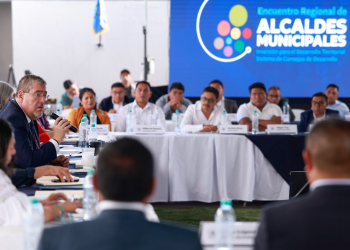 Presidente Bernardo Arévalo en reunión con alcaldes de occidente. / Foto: Dickéns Zamora.