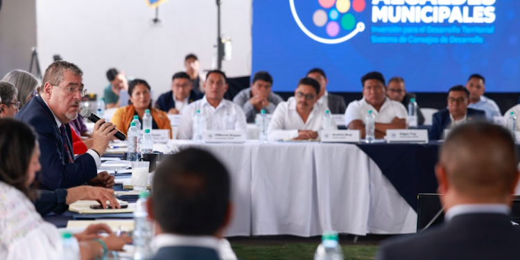 Presidente Bernardo Arévalo en reunión con alcaldes de occidente. / Foto: Dickéns Zamora.