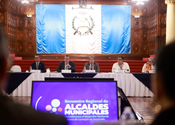 Presidente Bernardo Arévalo se reúne con alcaldes del suroriente. / Foto: Dickéns Zamora.