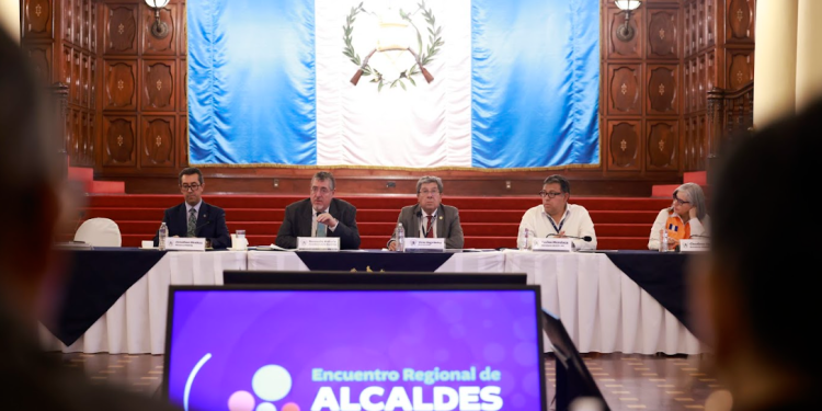 Presidente Bernardo Arévalo se reúne con alcaldes del suroriente. / Foto: Dickéns Zamora.