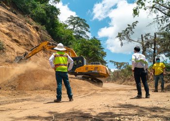 Sigue la limpieza de derrumbes en el acceso a Santa María de Jesús. / Foto: Covial.