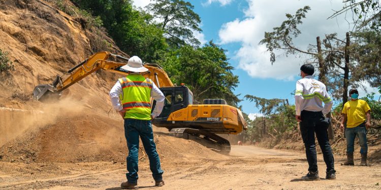 Sigue la limpieza de derrumbes en el acceso a Santa María de Jesús. / Foto: Covial.