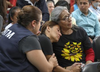 Familiares de las víctimas del incendio en el Hogar Seguro Virgen de la Asunción escuchando la audiencia de este día. / Foto: EFE.