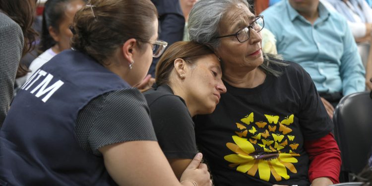 Familiares de las víctimas del incendio en el Hogar Seguro Virgen de la Asunción escuchando la audiencia de este día. / Foto: EFE.
