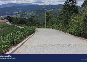 Entrega de adoquines mejora camino rural en Caserío Los Churuneles I, Sololá