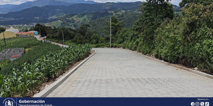 Entrega de adoquines mejora camino rural en Caserío Los Churuneles I, Sololá