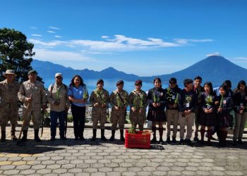 Personal de Reservas Militares realiza reforestación en áreas verdes de escuela en Sololá