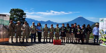 Personal de Reservas Militares realiza reforestación en áreas verdes de escuela en Sololá