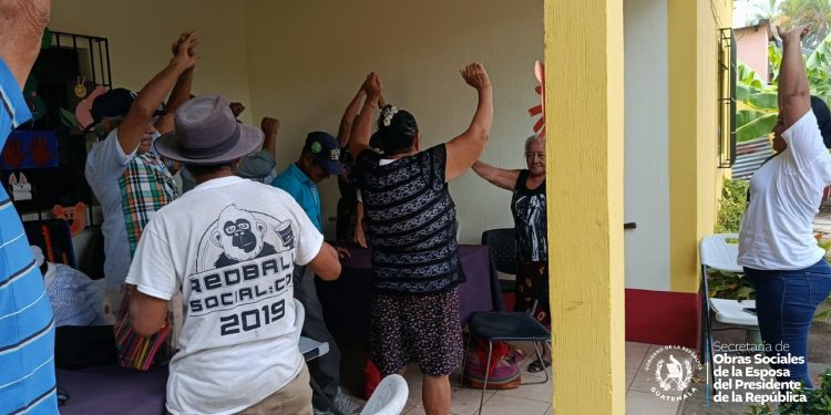 Adultos mayores beneficiados con actividades físicas y recreativas en el centro de Mis Años Dorados en La Gomera, Escuintla. / Foto: SOSEP.