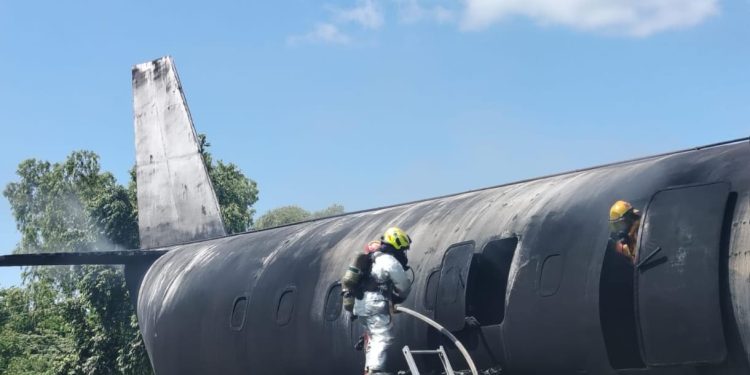 Los bomberos aeronáuticos participaron en capacitación en El Salvador. / Foto: DGAC.