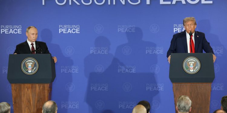 Presidentes Donald Trump y Vladimir Putin tras su reunión en Alaska. / Foto: EFE.