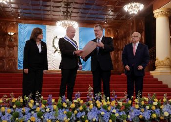 El presidente Bernardo Arévalo otorga la Orden José de Irrizarri en el grado de Gran Cruz al embajador de la Unión Europea en Guatemala por su defensa a la democracia.