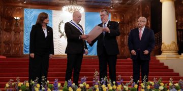 El presidente Bernardo Arévalo otorga la Orden José de Irrizarri en el grado de Gran Cruz al embajador de la Unión Europea en Guatemala por su defensa a la democracia.
